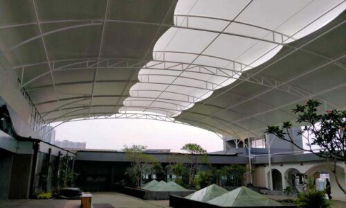 Untuk bisnis seperti restoran, kafe, atau hotel, kanopi membran memberikan solusi yang sempurna untuk area outdoor.