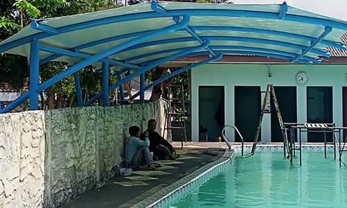 Kanopi membran untuk kolam renang memberikan perlindungan dari sinar matahari langsung dan menjaga kenyamanan area sekitar kolam.
