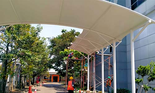 Kanopi membran juga sangat cocok untuk area publik seperti taman kota, lapangan olahraga, tempat bermain anak, atau area rekreasi lainnya.