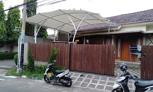 Kanopi membran teras dan taman dirancang untuk menciptakan ruang luar yang nyaman dan teduh, ideal untuk bersantai bersama keluarga atau menjamu tamu.